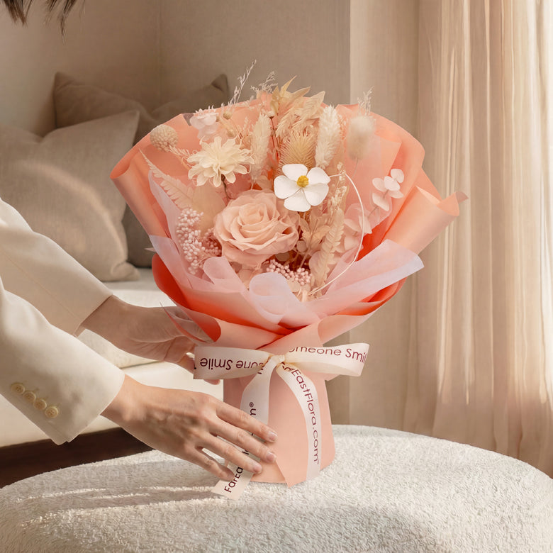 Solitaire Grace – Preserved Hand Bouquet